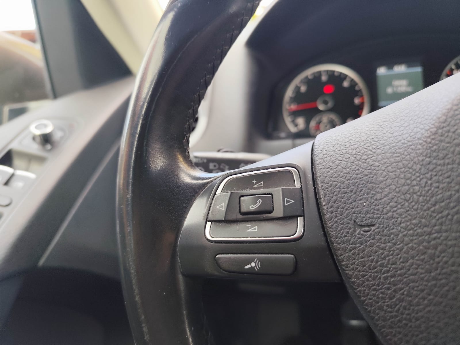 Volkswagen Tiguan 2.0 TDI DPF 4Motion Track & Field - zdjęcie 23